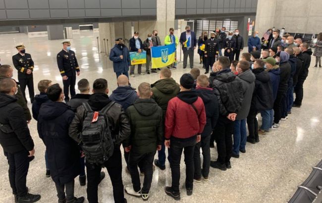 Українські моряки відправилися в США, щоб вчитися керувати "Айлендами"