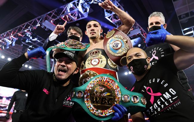 Теофимо Лопес надел футолку с Тризубом и обратился к фанам: Слава Украине! (видео)