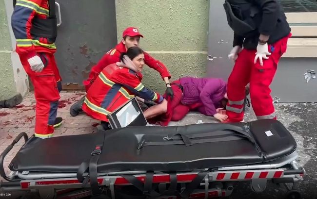 Артобстріл центру Харкова: відео героїчної роботи медиків під залповим вогнем