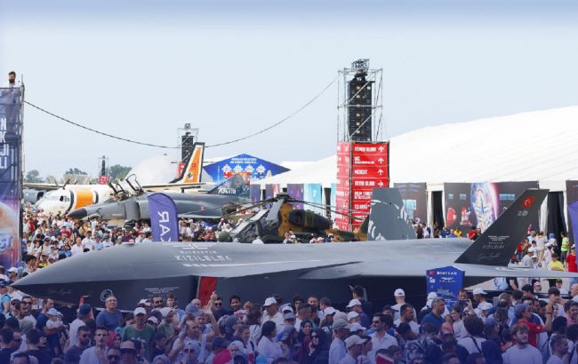 Новый реактивный Bayraktar с украинским двигателем вызвал фурор на выставке: как выглядит "будущее военной авиации"