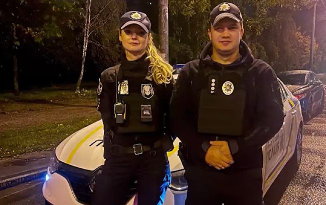 У Києві 25-річна жінка впала в озеро у парку: патрульні показали відео порятунку