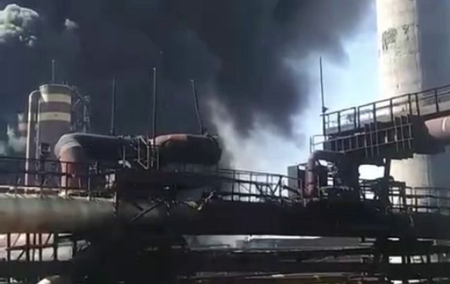 Окупанти скинули бомби на Авдіївський коксохім. На заводі спалахнула пожежа (відео)