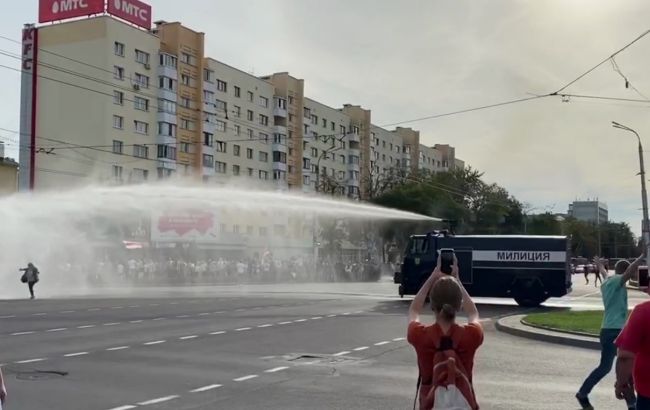 У Бресті проти мітингувальників застосували водомет