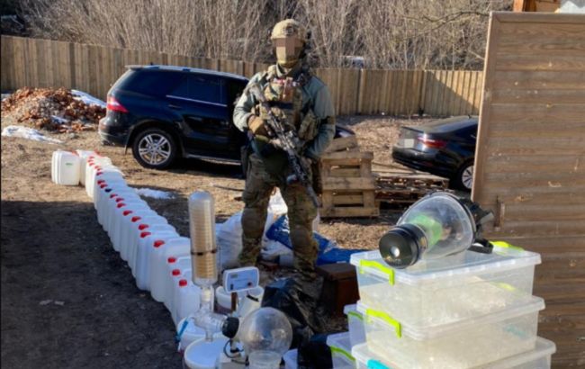 Ежемесячно производили 150 кг психотропов. В Киеве задержали банду наркоторговцев