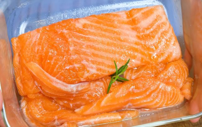 Солим красную рыбу, которая будет готова уже через час: очень простой способ