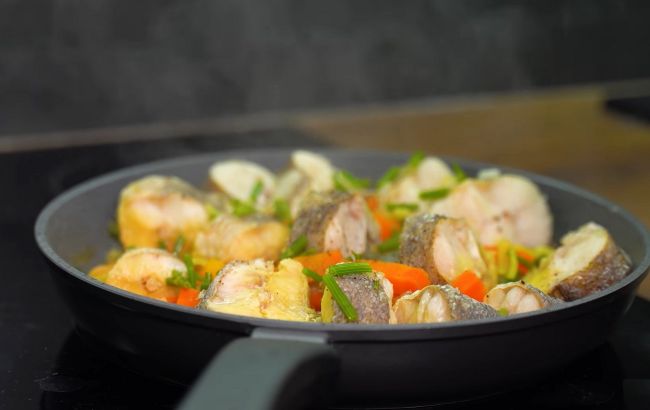 Рыба "как раки": готовим невероятно вкусный минтай на сковороде