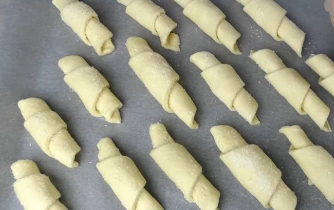 Бюджетный рецепт рогаликов: миска сладостей всего за 120 грн