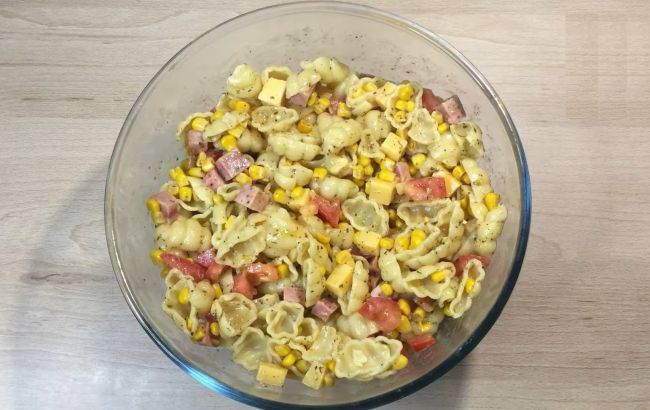 Салат з макаронів нагодує всю сім'ю: смачно, швидко і поживно!
