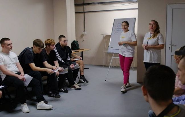 Мобільні бригади психологів Фонду Ахметова провели лекцію щодо подолання стресу у Кривому Розі