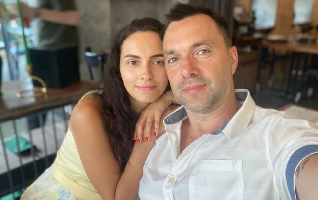 Жена Арестовича высказалась о войне и семейной жизни: "Тоже использую Алексея как успокаивающее"