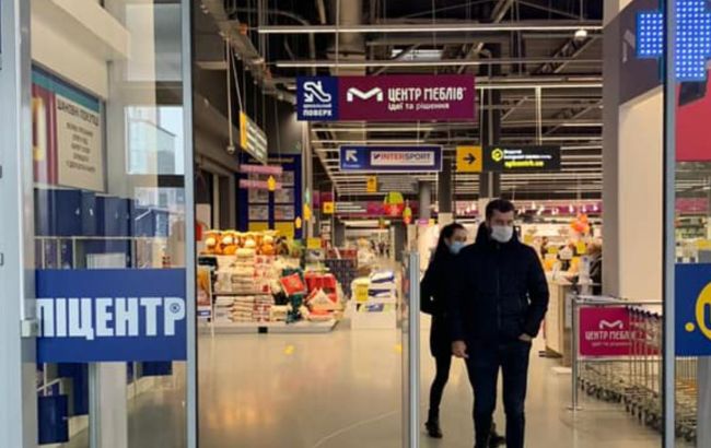 Правоохранители закрыли один из "Эпицентров" в Киеве, который работал в выходной