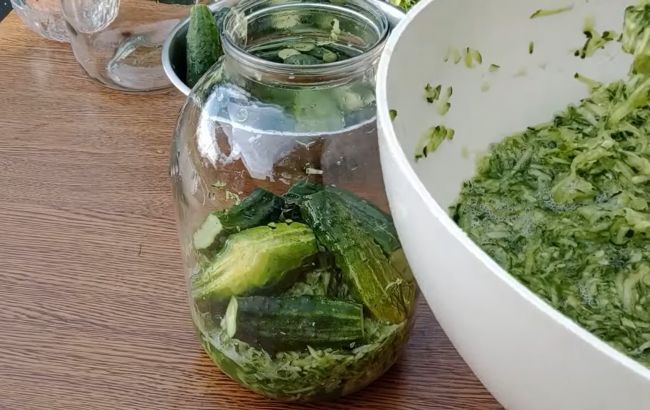 Квашені огірки "в огірках": три інгредієнти і ніякої води