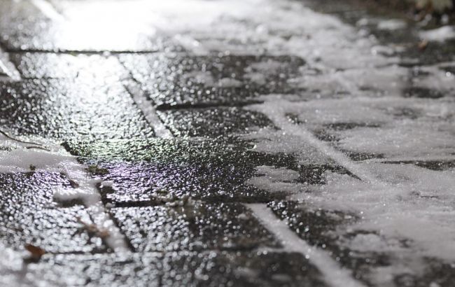 Спасатели предупредили о сильной гололедице утром