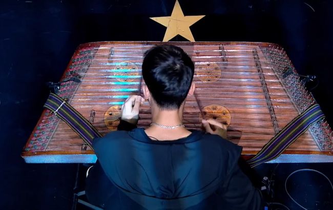 Студенти-музиканти довели українців до сліз грою на цимбалах на честь померлого в 33 роки кумира