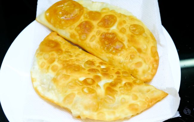 Сочные, хрустящие и пузырчатые: рецепт лучшего теста для чебуреков