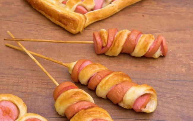 Превращаем сосиски в тесте в кулинарный шедевр: 5 способов заворачивания