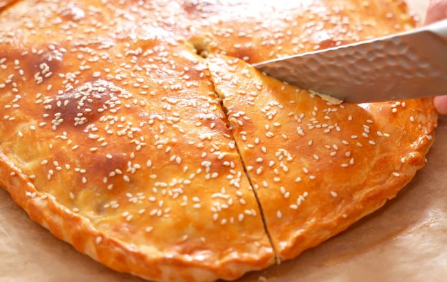 Найпростіший пиріг з картоплею та куркою: ви поставите цей рецепт на повтор