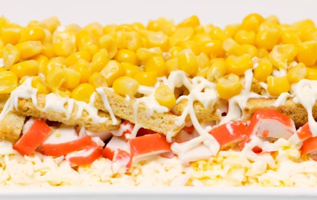 Салат "Новинка" до святкового столу: вибуховий смак закуски з крабових паличок