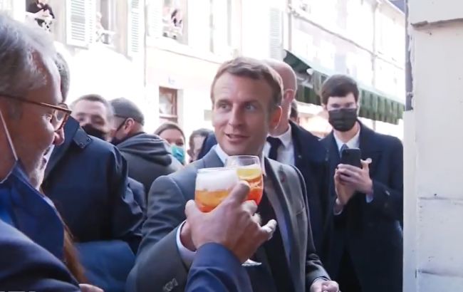 Макрон відзначив послаблення карантину і випив за Україну під тост "Будьмо!" (Відео)