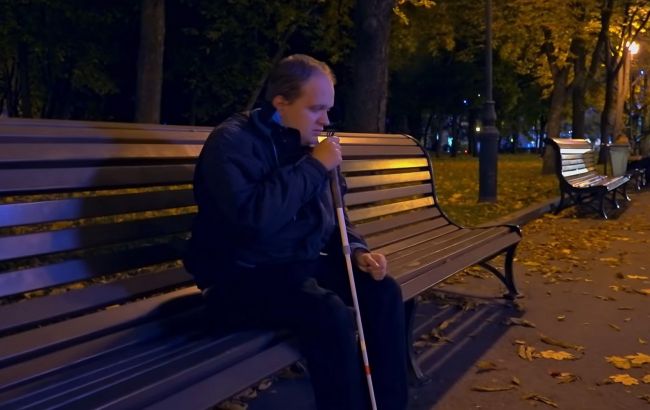 Слепой уличный музыкант из Харькова мощно спел Синатру, заставив всех открыть рты от восторга