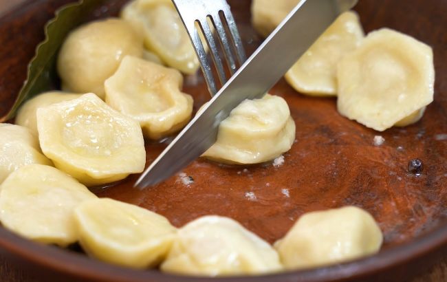 Тісто для пельменів, яке ніколи не розвалюється: секрет дуже простий