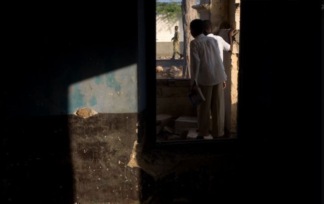 В Сомали террорист взорвал бомбу в кафе после визита и.о. министра обороны США: шесть погибших