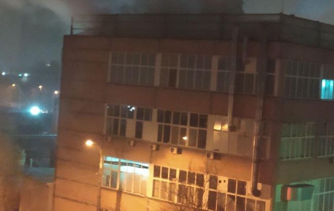 В Києві горить вітамінний завод