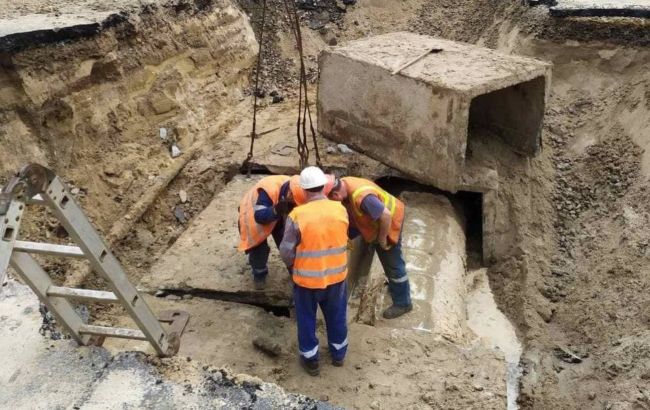 Прорыв трубы возле Ocean Plaza: КГГА обещает закончить ремонт за сутки