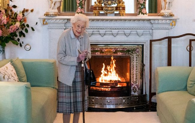 Появилось последнее фото Елизаветы II. На нем королева улыбается