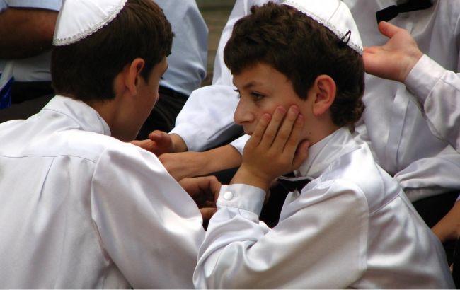 В Нью-Йорке хасиды сыграли свадьбу на 7 тысяч человек, несмотря на запрет из-за пандемии