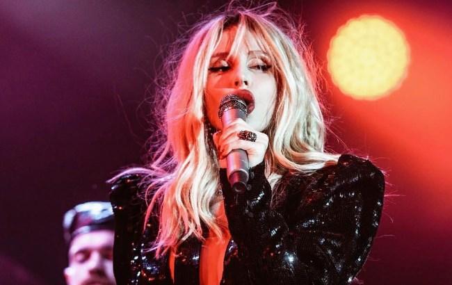 "Антитренд якийсь": фанати рознесли Лободу за жахливе плаття