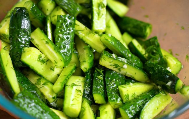 Маринованные огурцы за 10 минут: смешайте все и поставьте в холодильник