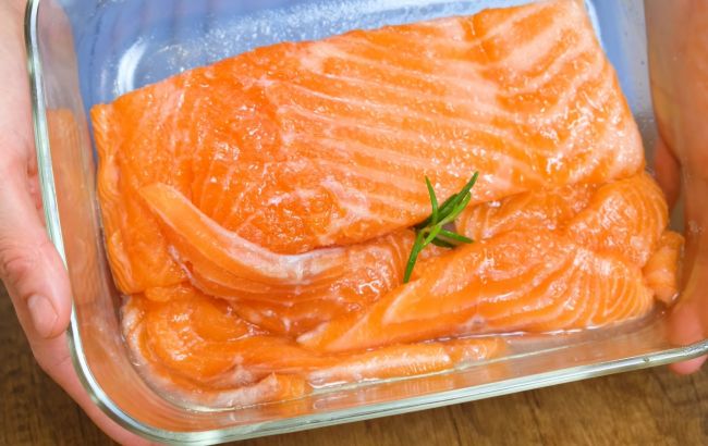 Солимо швидку червону рибу за найкращим рецептом: лише година і на стіл!