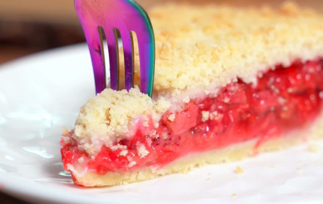 Найпростіший ягідний пиріг, який не треба навіть замішувати