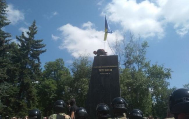 В Харькове участники акции протеста снесли бюст Жукову