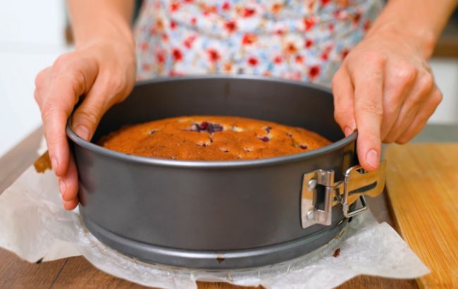 Пиріг "все по одній склянці": готуємо на кефірі і ніякого міксера!