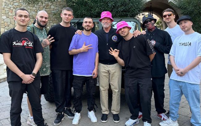 Арнольд Шварценеггер встретился Kalush Orchestra и примерял розовую панаму (фото)