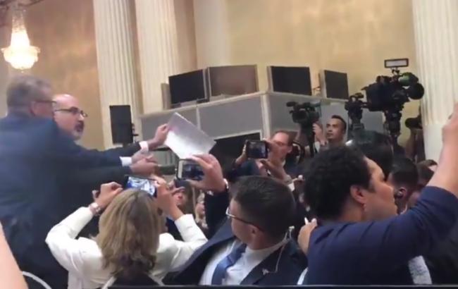 На пресс-конференции Трампа и Путина произошла потасовка с участием журналиста