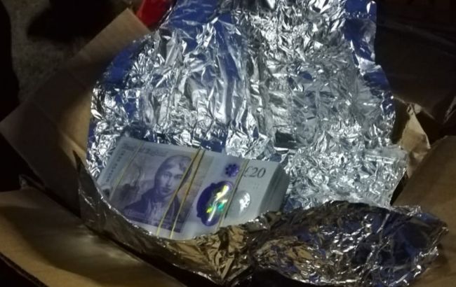 На польской границе задержали украинца с полными коробками фунтов стерлингов
