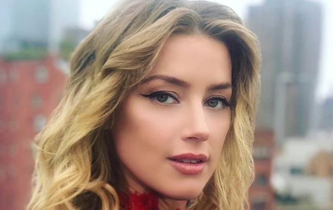 Эмбер Херд поразила экстравагантным нарядом на премьере "Аквамена"