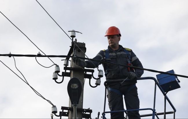 За дві доби енергетики повернули світло майже 38 тисячі родин після обстрілів, - ДТЕК