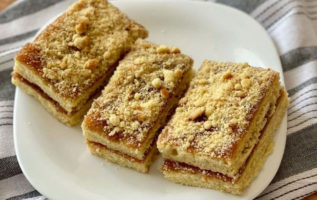 Нежное пирожное с повидлом из легких ингредиентов: очень простой рецепт