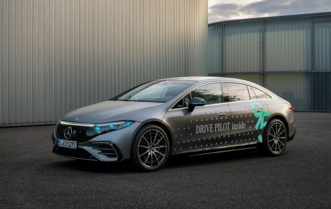 Автомобілі Mercedes-Benz отримали новий колір габаритних вогнів: названа причина