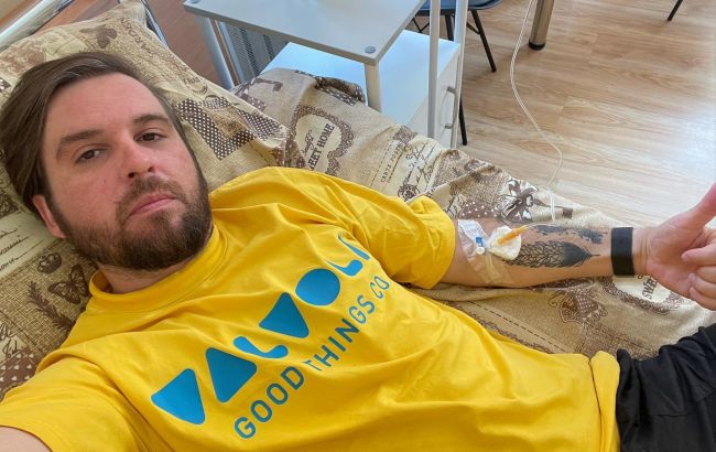 Відомий український співак опинився в інвалідному візку