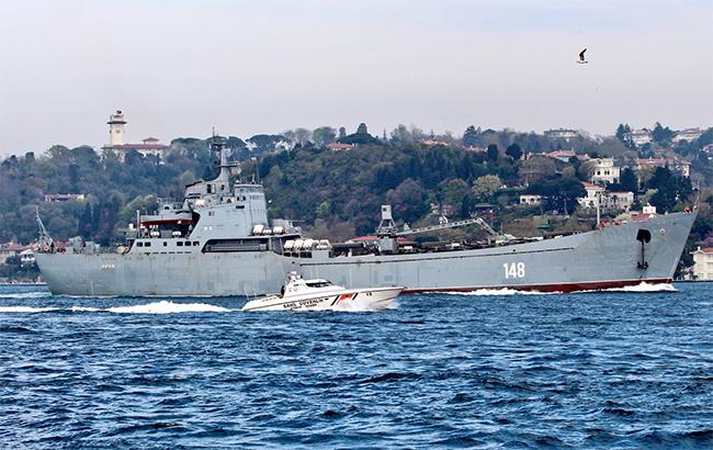 Россия отправила в Сирию боевой корабль с военной техникой