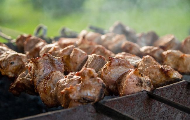 Лікарі назвали найшкідливіший маринад для шашликів: виділяє канцерогени