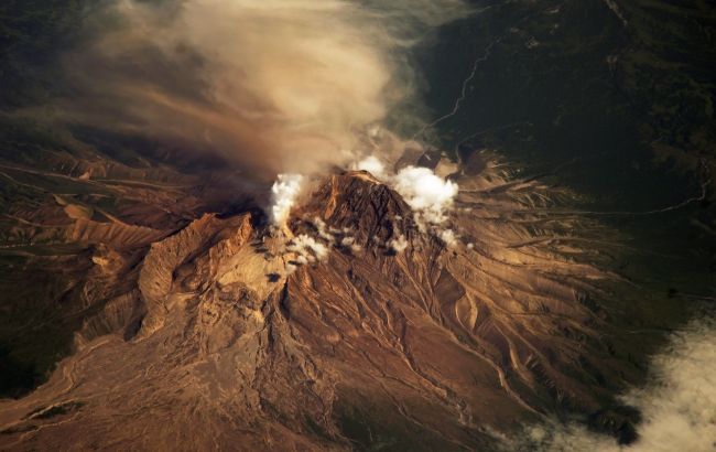 Загрожує міжнародним польотам. На сході РФ почалося сильне виверження вулкана