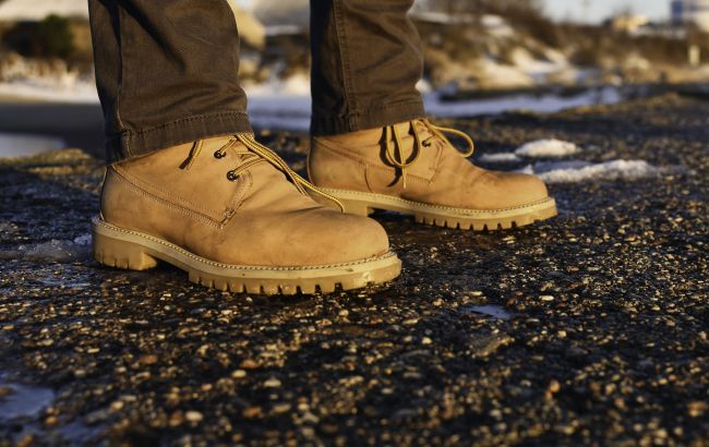 Чому взуття починає скрипіти під час ходьби: як це виправити