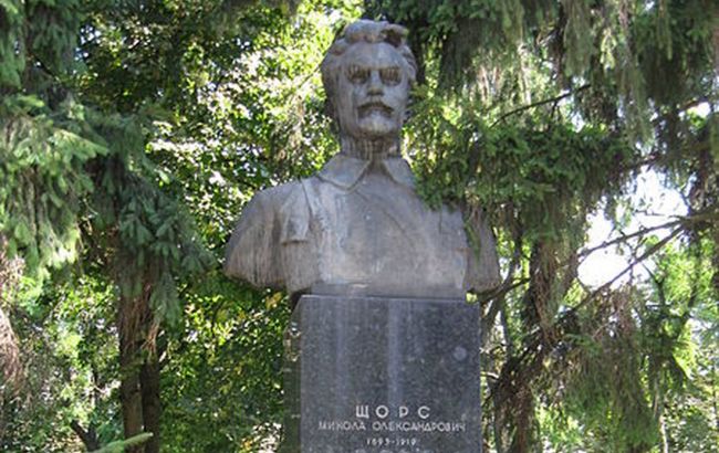 В Чернигове снесли еще 2 памятника советским деятелям