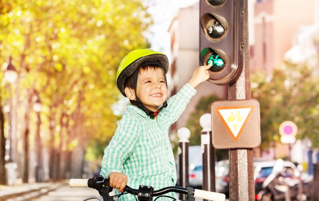 На украинских дорогах появятся новые светофоры: что они будут регулировать